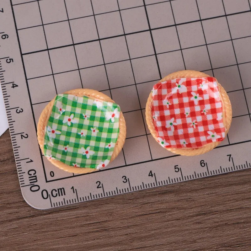 plateaux simulation résine miniature décorative assiettes gâteaux motifs fleurs carreaux textes couleurs marron blanc