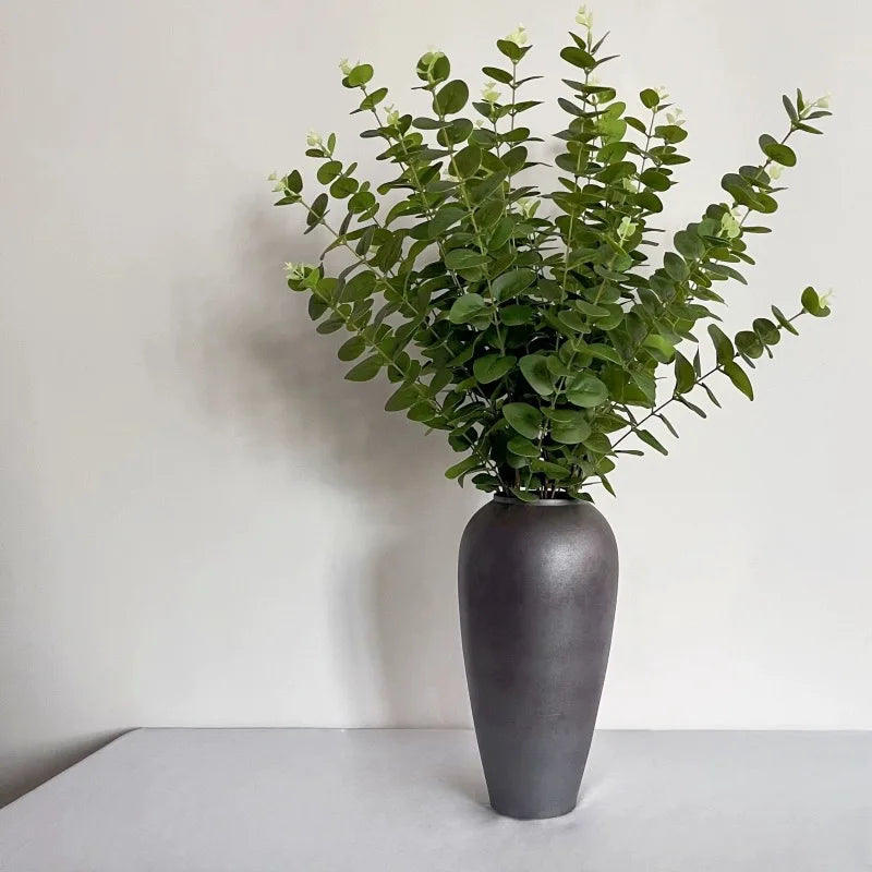 bouquet artificiel feuilles vertes fleurs blanches naturel minimaliste decoration exterieure arrangement floral exposition maison