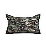 Coussin décoratif rectangulaire avec un motif abstrait ornemental de formes ondulées et colorées.