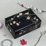 boîte bijoux traditionnelle fleurs blanches roses compartiments miroir cadenas noir japonais vintage floral