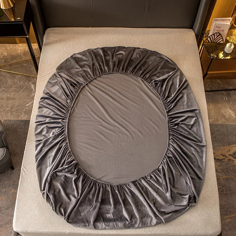 ensemble parure lit velours broderie dorée housse matelas deux taies oreiller gris moderne