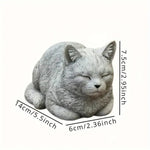 ornement zen statue chat gris allongé texture pierreuse jardin fleurs plantes