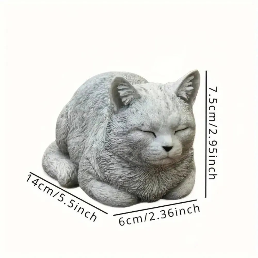 ornement zen statue chat gris allongé texture pierreuse jardin fleurs plantes