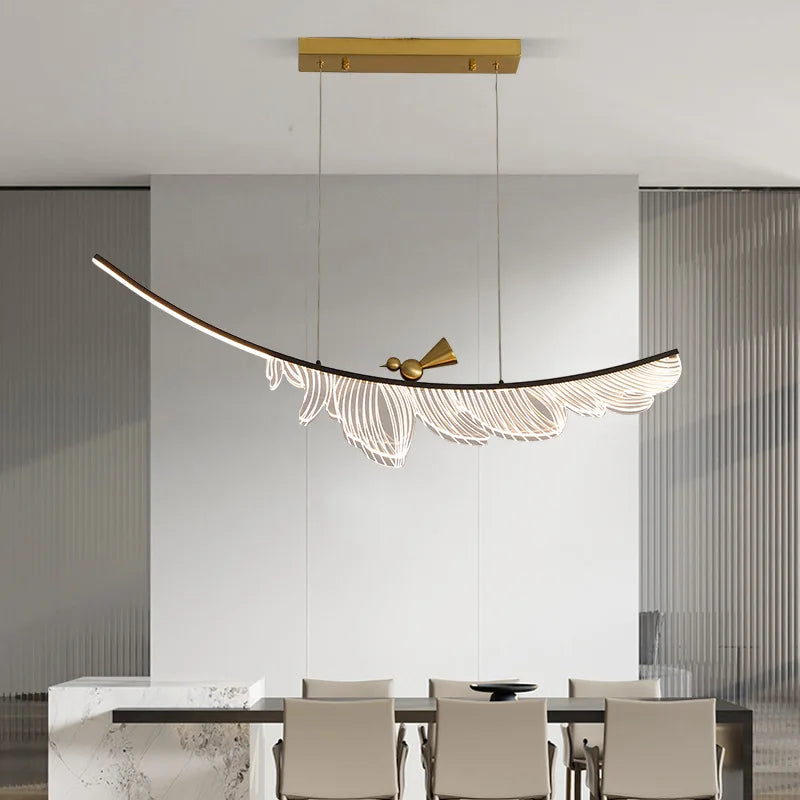 Suspension lumineuse contemporaine oiseau stylisé noir blanc doré plumes transparentes chambre salon