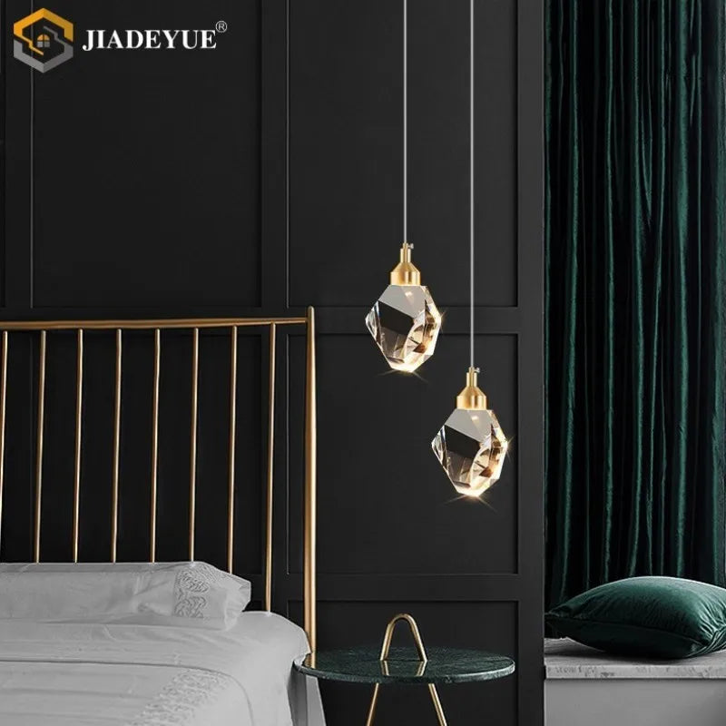 suspension lumineuse moderne transparente facettes géométriques dorées élégante autoinstallation led chambre salon