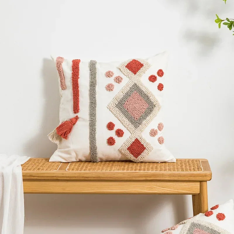 coussin décoratif boho chic blanc bleu marron beige doré motifs géométriques pompons coton