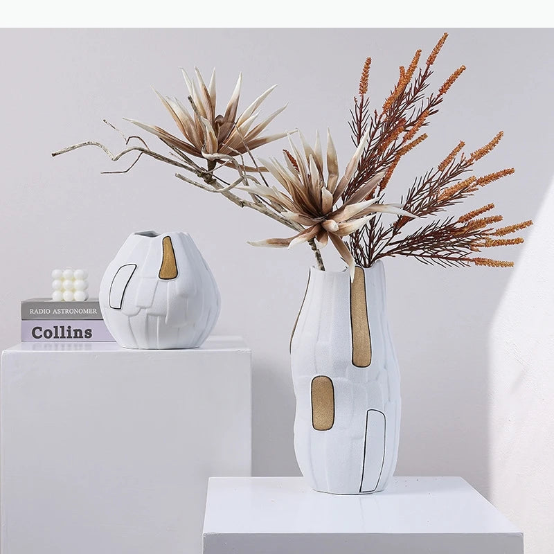 vase moderne texturé découpes géométriques lignes noires blanc doré marron