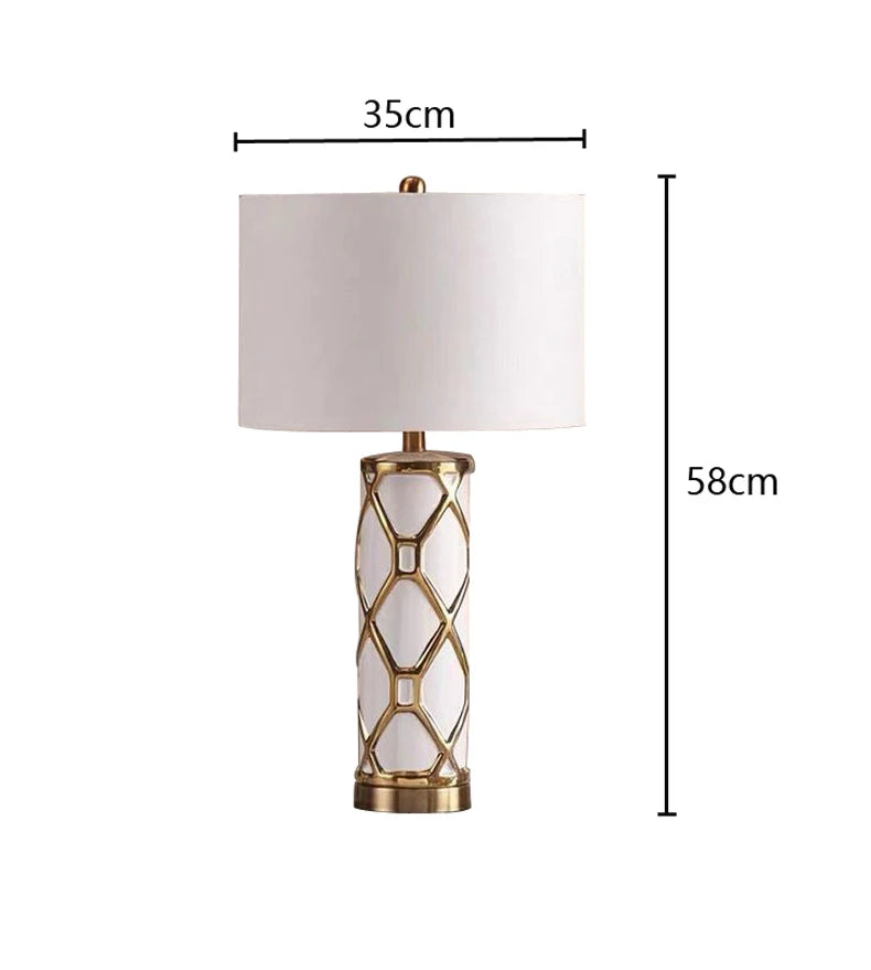 lampe table contemporaine élégante noir doré abat jour semi transparent chambre coucher