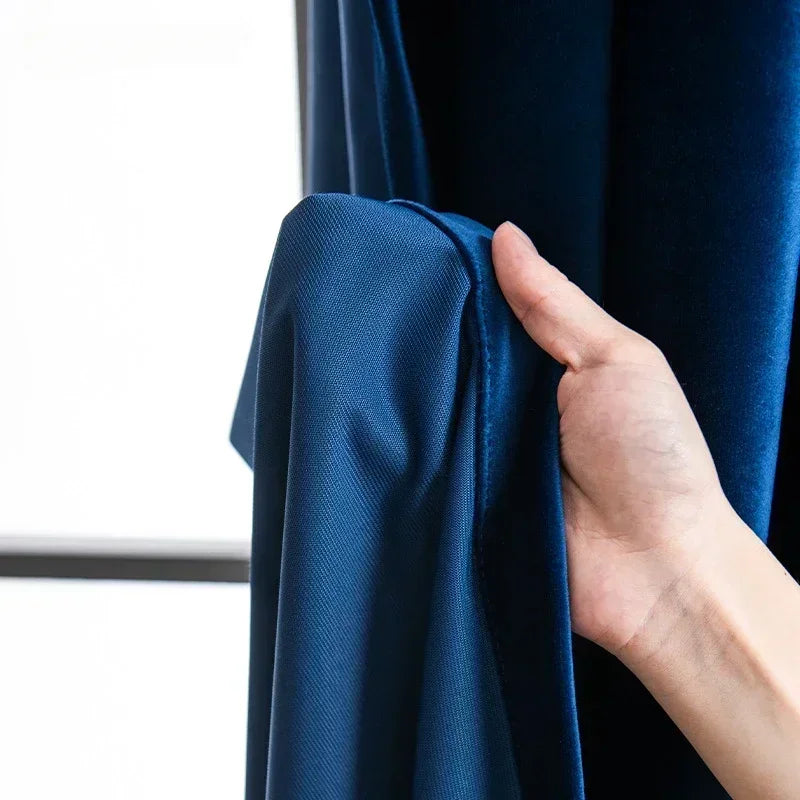 Rideau bleu installé sur fenêtre française