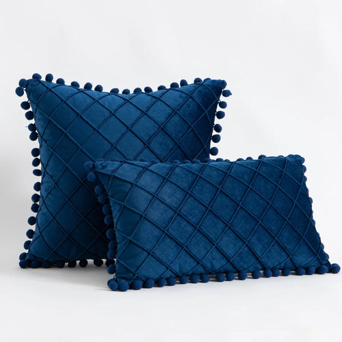 coussin bleu marine velours motif carreaux pompons décoration salon moderne housse canapé confortable