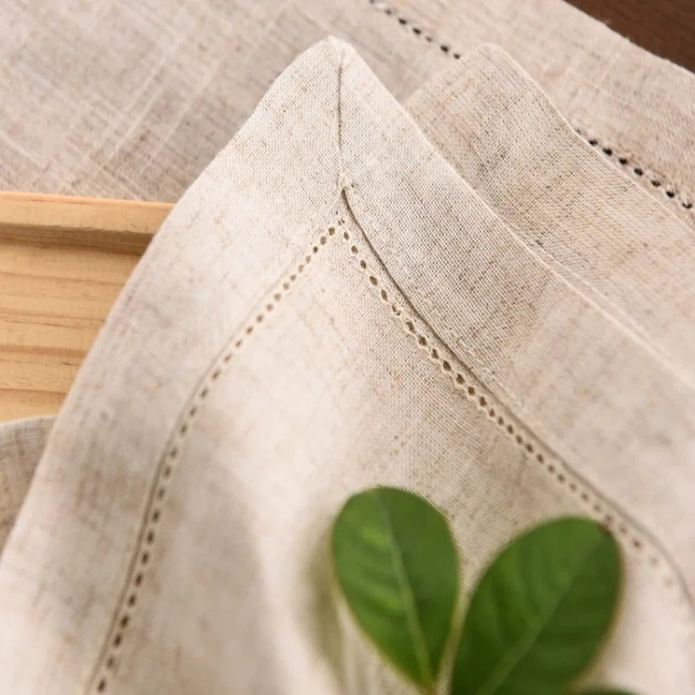 serviettes tissu lin brodé rustique beige feuilles vertes argentées fixations points cousus