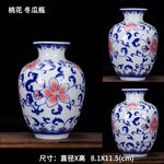 Vase de porcelaine bleu et blanc avec motifs floraux peints à la main, d'un style traditionnel chinois.