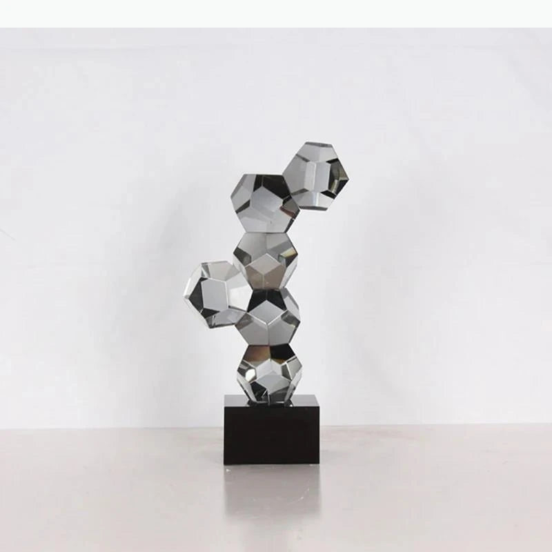 décoration intérieure contemporaine sculpture géométrique argentée noire ornement moderne