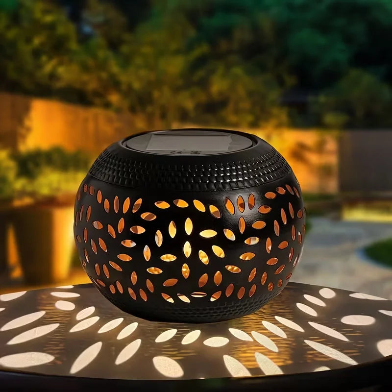 lampe solaire moderne perforations dorées jardin patio extérieur noir éclairage paysager