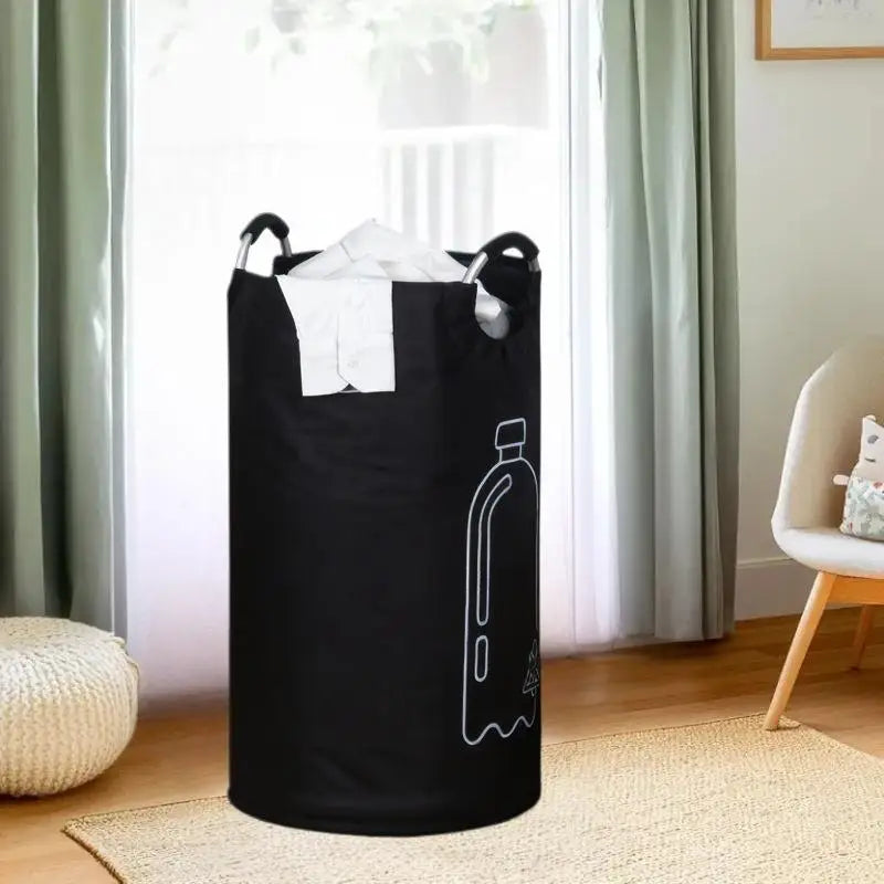 sac déchets recyclage bouteilles plastique illustration moderne anneaux métalliques poignées noires efficace rangement