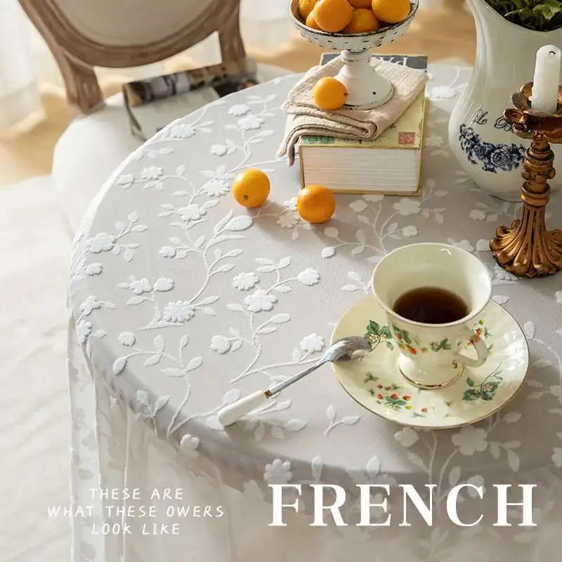 nappe table blanche dentelle fleurs brodées chic mariage décoration intérieure banquet fête romantique