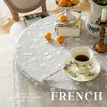 nappe table blanche dentelle fleurs brodées chic mariage décoration intérieure banquet fête romantique