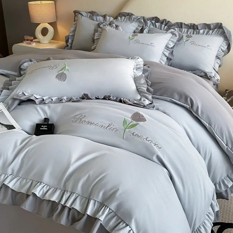 ensemble literie romantique broderie florale volants gris clair couverture taies oreillers decoration chambre erotique