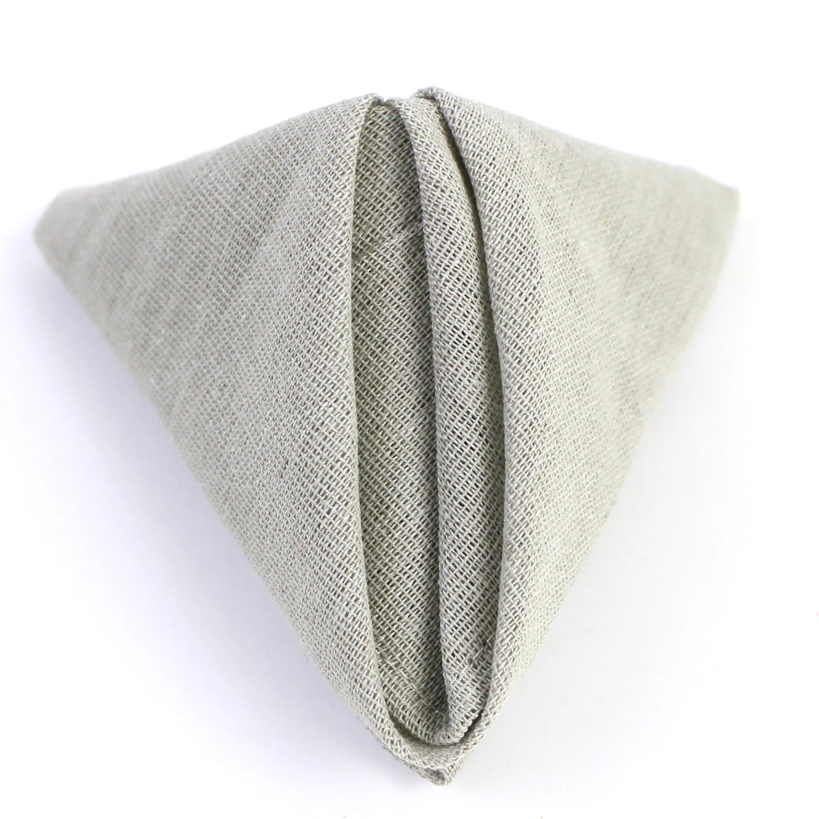 Une couverture en maille grise aux motifs subtils, offrant une texture douce et accueillante.