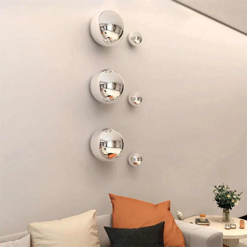 décoration murale moderne sphères miroitantes argentées orange blanches fixations muralesintérieur chambre salon