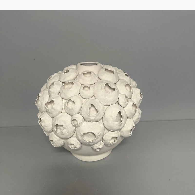 vase blanc moderne contemporain sculptural petite coquilles texture opacité décoration intérieure adaptable fleurs plantes
