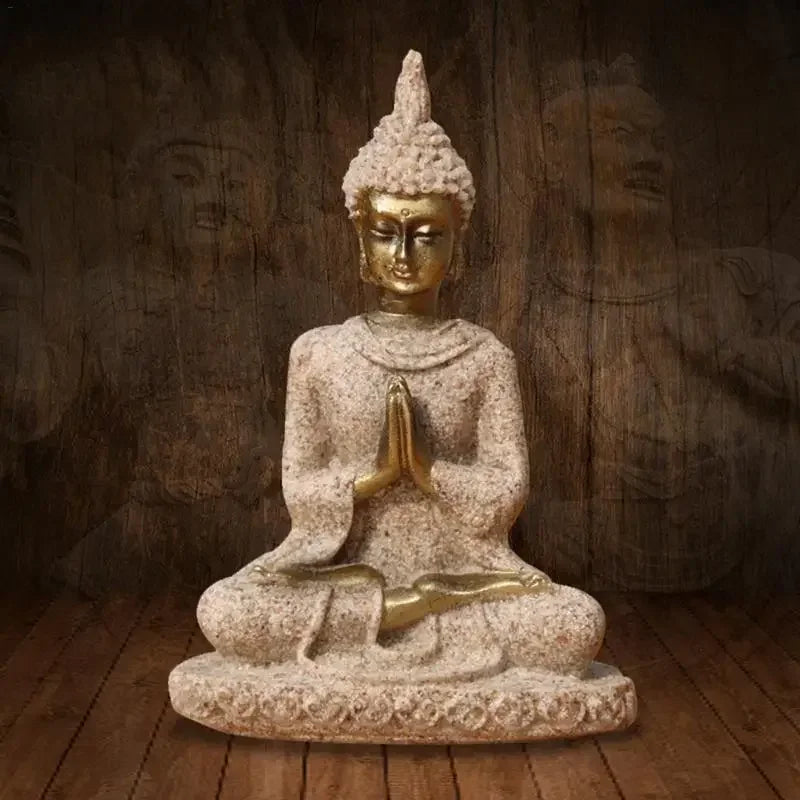 statue bouddha pierre beige clair doré granuleux spirituel méditatif mains jointes prière panneau bois