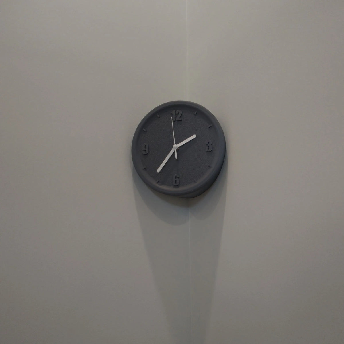 horloge murale rouge moderne aiguille quartz résine fixée sans perforations silencieuseDecorationMurale