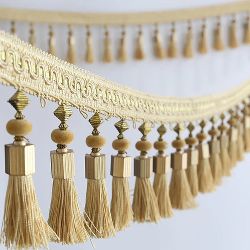 franges dentelles bordures décoratives élégantes textiles maison vêtements blanc crème gris doré