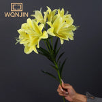 décoration intérieure fleurs artificielles lys blanc rose jaune modernes entrée anniversaire mariage