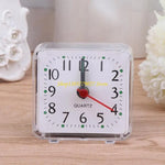 horloge carrée classique aiguilles numéros blanc rose bleu points verts pieds analogique
