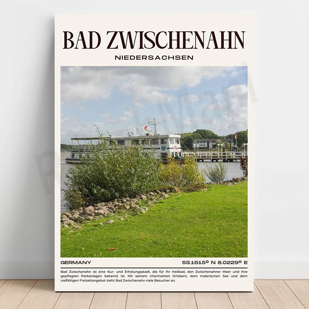 Photographie d'un quai paisible au bord d'un plan d'eau, entouré de végétation verdoyante et de bâtiments caractéristiques de Bad Zwischenahn, une ville allemande connue pour ses thermes et ses aménagements paysagers.