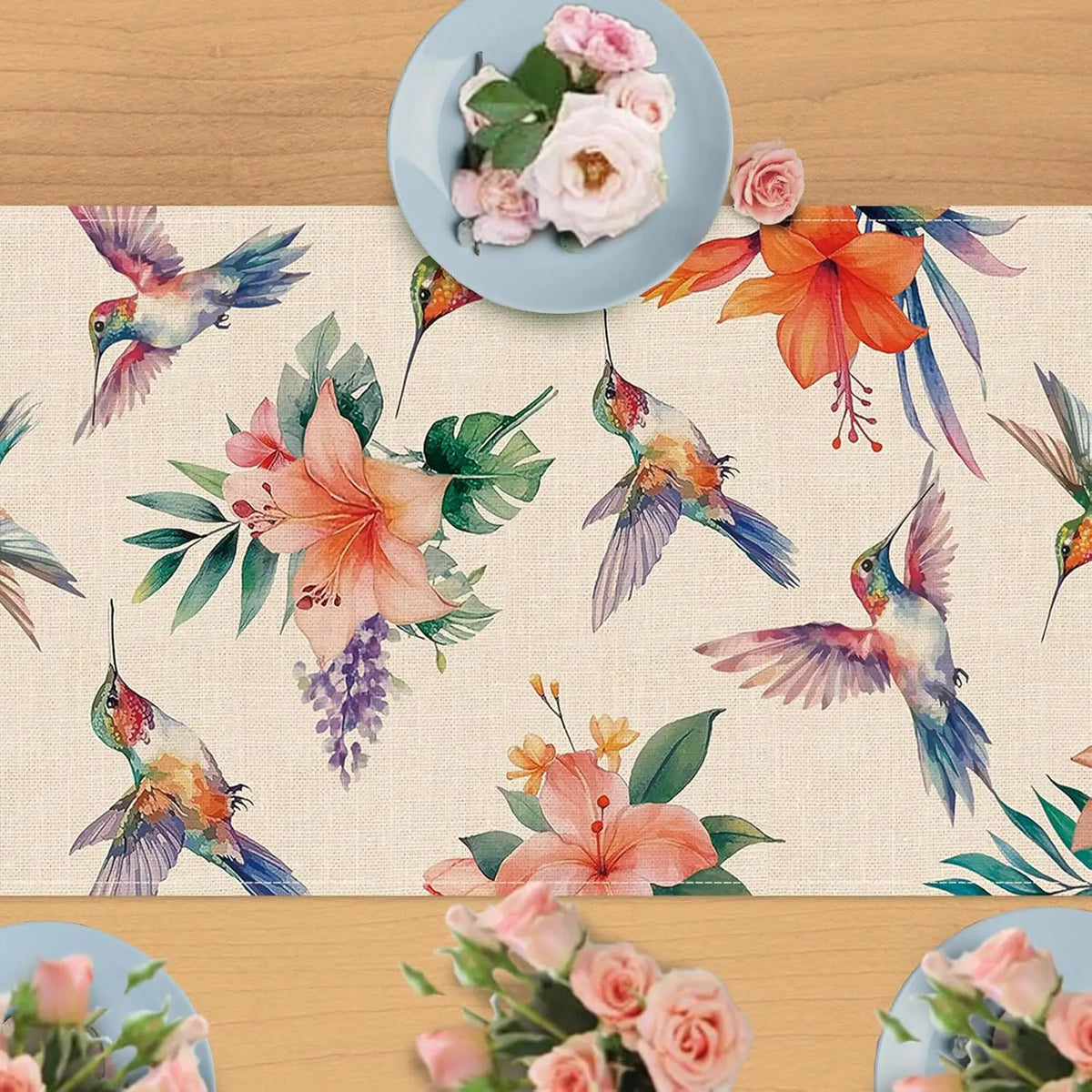 Une scène naturelle et colorée, avec des fleurs tropicales, des colibris volants et des roses roses sur un fond de bois clair.