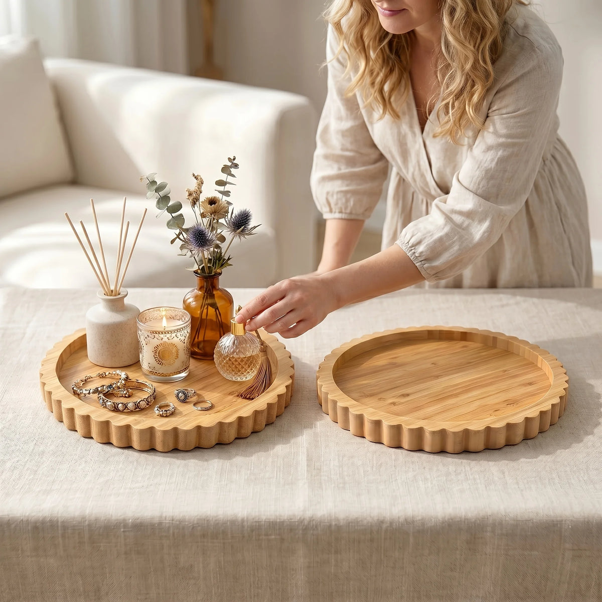 plateau bois ondulé bord ondulé deco salon aromathérapie bouteilles flacons bougies diffuseur parfum vases