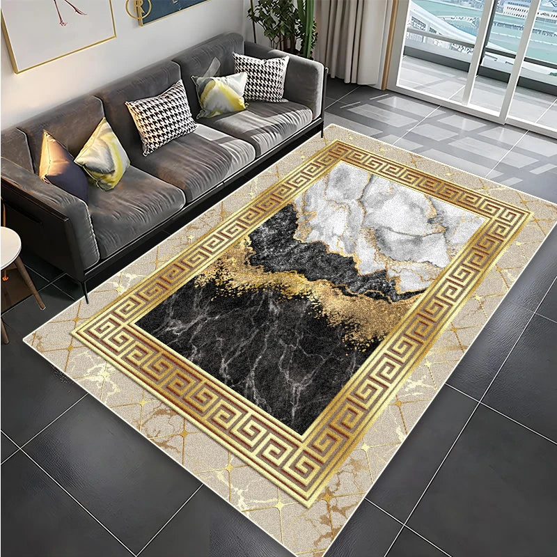 Tapis design moderne aux motifs dorés et noirs sur fond de carreau gris, avec un canapé gris dans le salon.