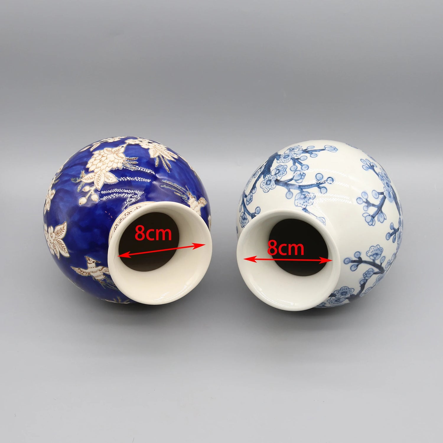 Deux vases en porcelaine de style asiatique avec des motifs bleus et floraux, mesurant 8 cm de diamètre.