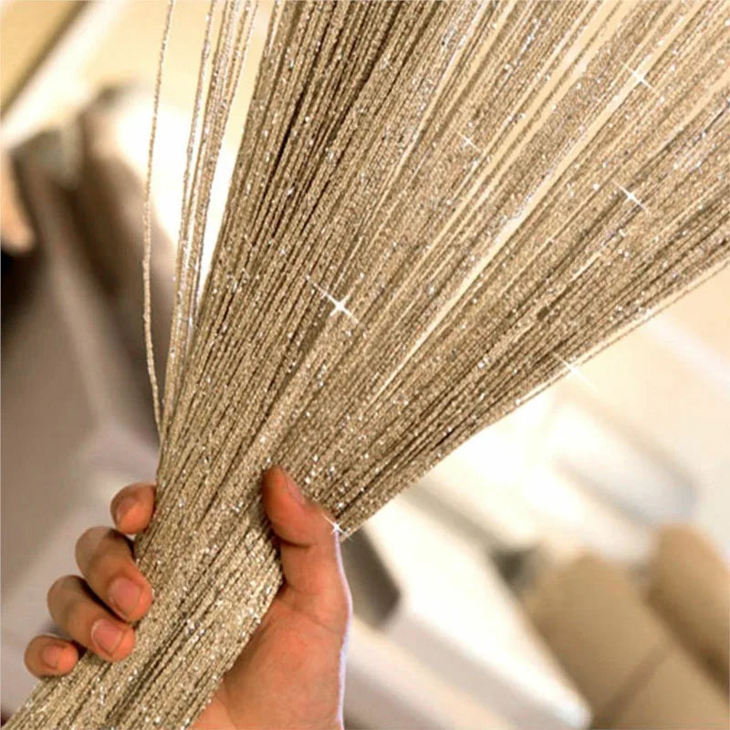 rideau pailleté franges brillantes moderne transparent blanc argenté chambre hotelDecoration festive fil métallique polyester