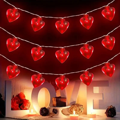 Guirlande lumineuse LED en forme de cœur rouge allumée dans un salon