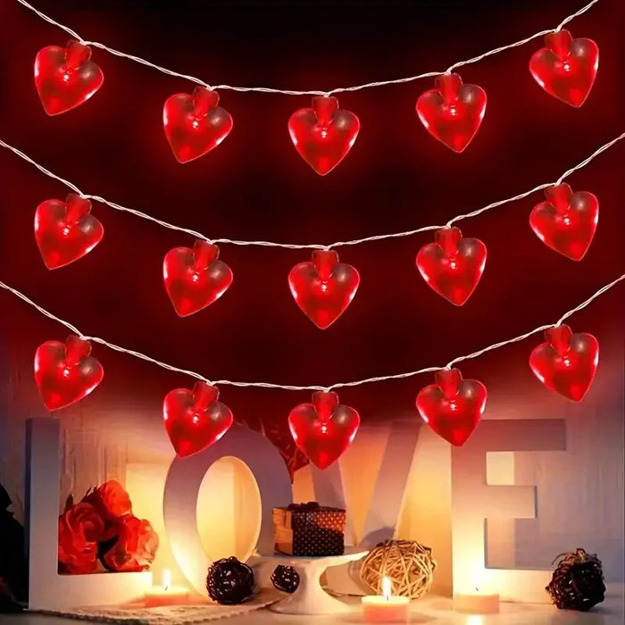 Guirlande lumineuse LED en forme de cœur rouge allumée dans un salon