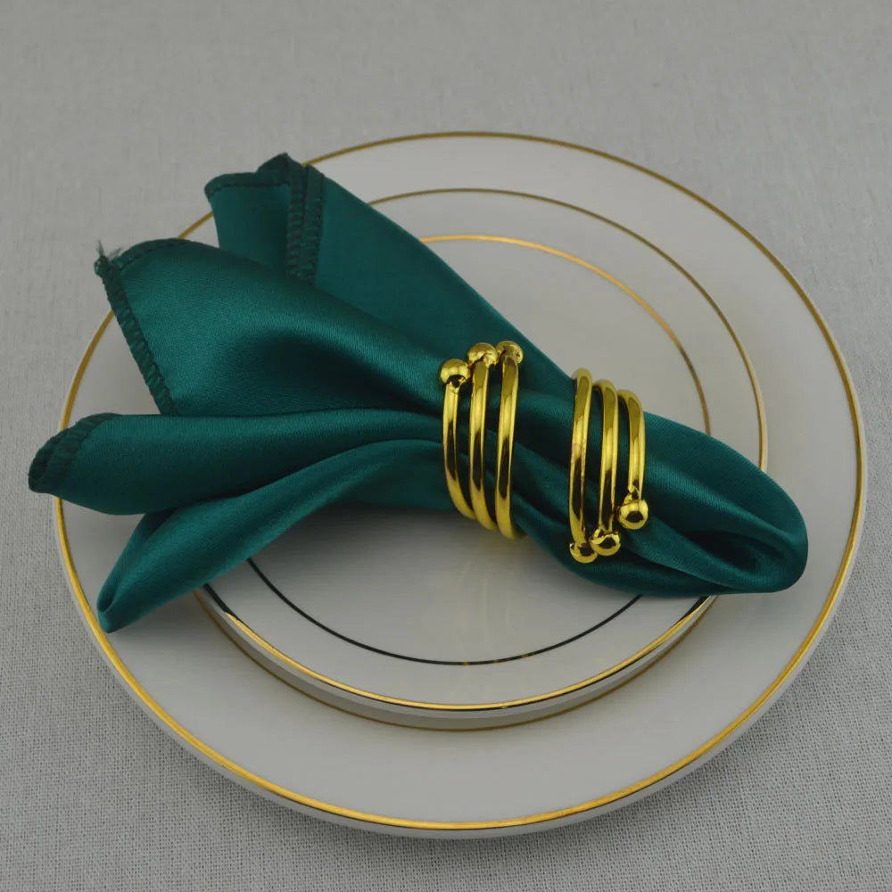 serviette table satin anneau doré mariage décoration table repas classique