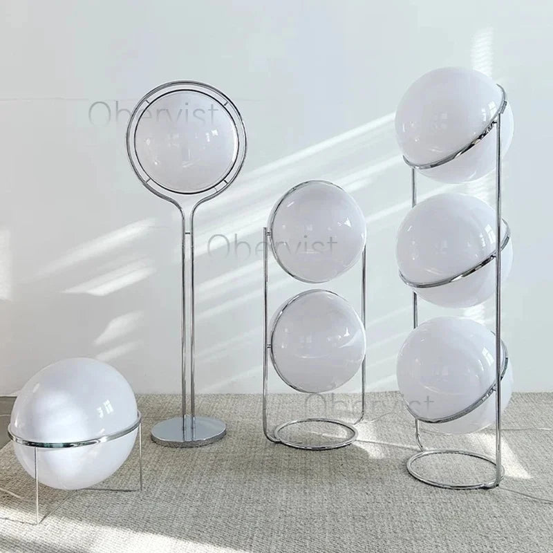 lampe sol moderne métal chromé boule acrylique blanche lumière led salon décoration intérieure