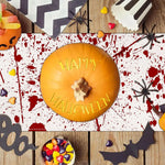 Une citrouille orange ornée de l'inscription "Happy Halloween" sur un fond de décoration d'Halloween, avec des bonbons colorés et des araignées en papier noir.