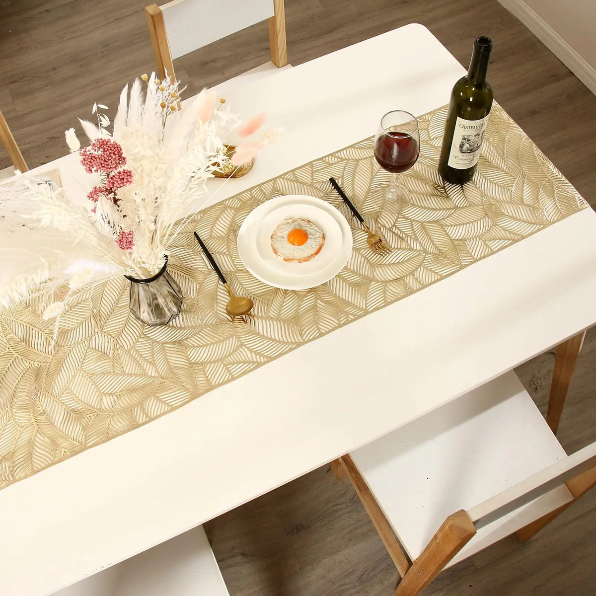 table chevet moderne chemin table motifs végétaux feuilles or blanc semi transparent