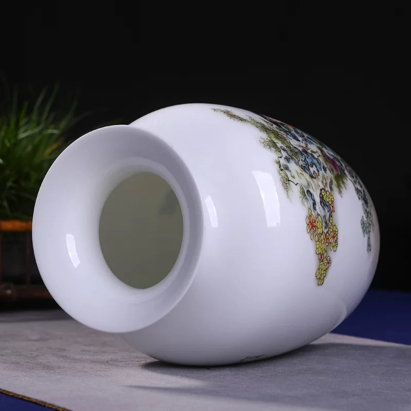 Vase de porcelaine blanc décoré de motifs floraux colorés, sur un arrière-plan sombre.