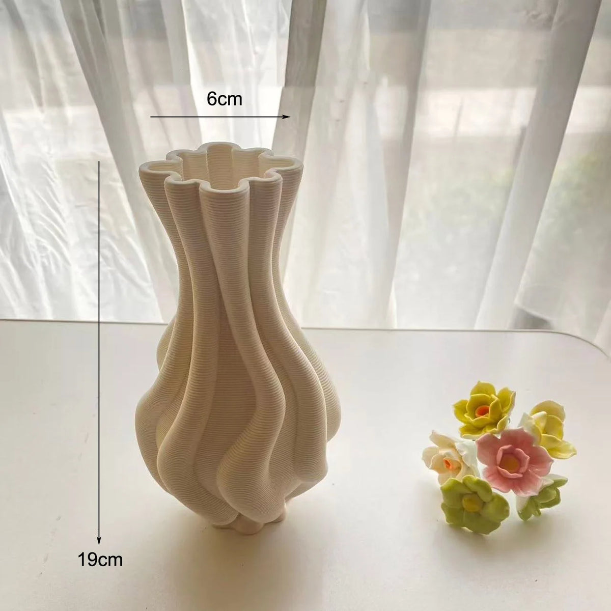 vase moderne blanc rayures fines porcelaine table arrangement floral accessoire maison minimaliste