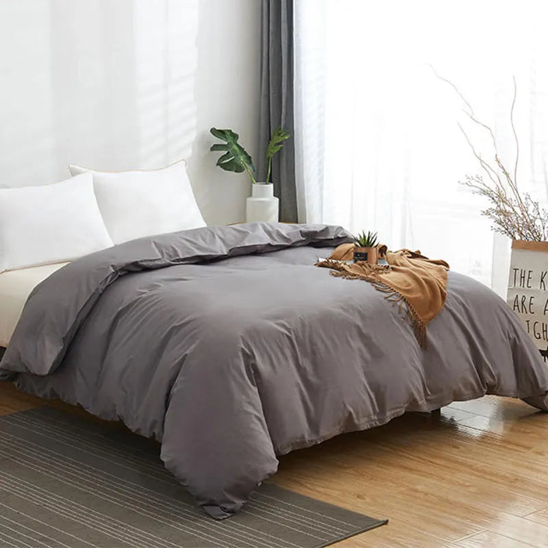 Housse de couette blanche 100% coton King Size sur un lit