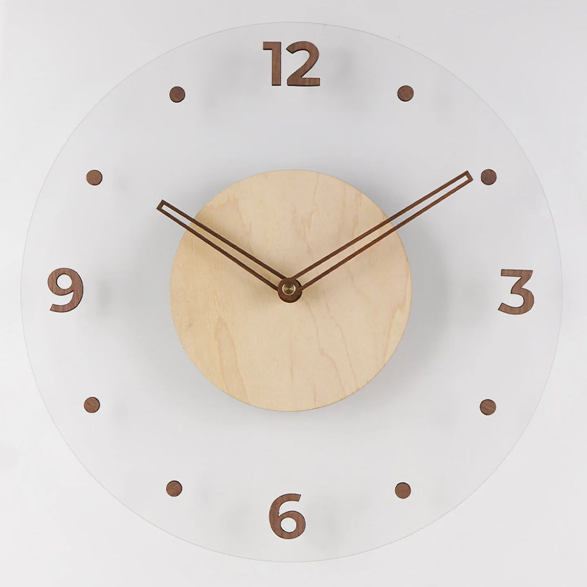 horloge murale moderne minimaliste aiguille acrylique transparente bois clair blanc marron