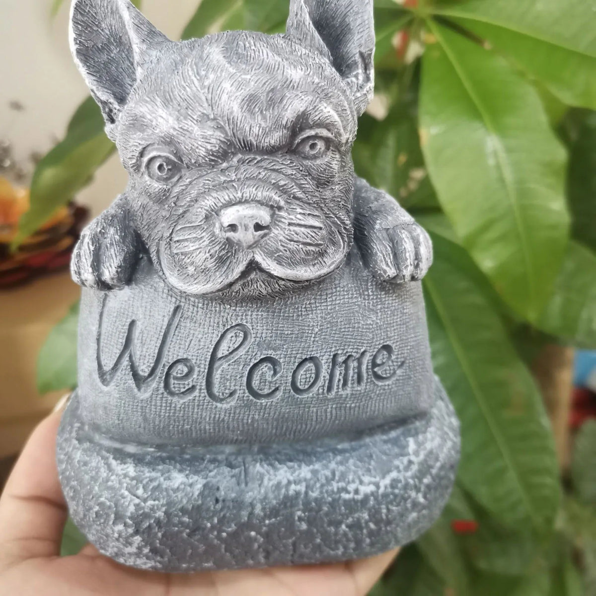 statue bulldog français bienvenue pierre texturée gris clair decoration jardin exterieur animalier assis bloc