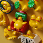 jouet canard jaune expressions différentes adhésif décoratif cartoon assis bouteille trèfle lettres