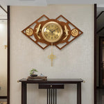 horloge murale chinoise traditionnelle décoration salon aiguilles poissons dorés bois texturé