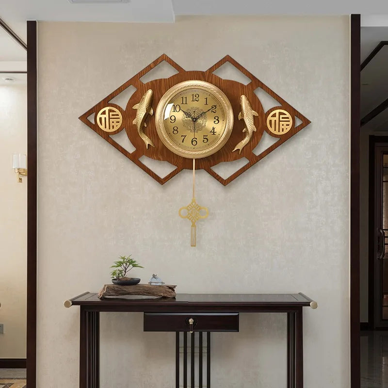 horloge murale chinoise traditionnelle décoration salon aiguilles poissons dorés bois texturé